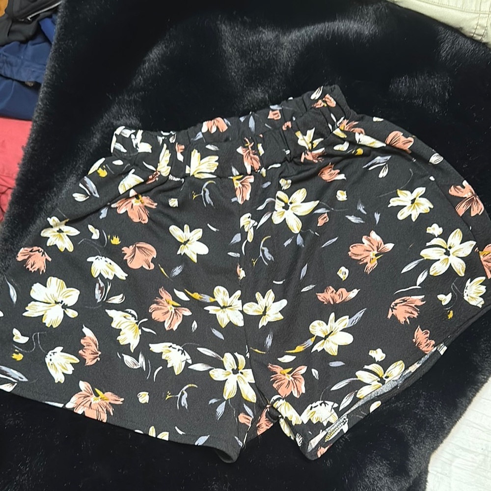 SHEIN Black and White High Waist Floral Shorts